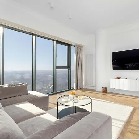 Stylish With Views And Parking In The Prestigious Hanza Tower With Swimming Pool By Renters 아파트