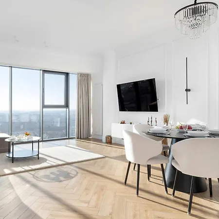 Stylish With Views And Parking In The Prestigious Hanza Tower With Swimming Pool By Renters דירה