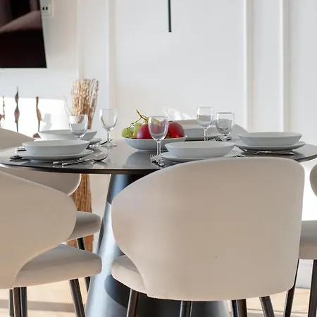 Stylish With Views And Parking In The Prestigious Hanza Tower With Swimming Pool By Renters דירה *