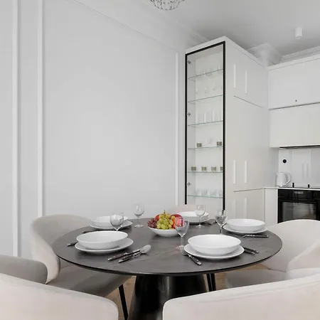 Stylish With Views And Parking In The Prestigious Hanza Tower With Swimming Pool By Renters דירה *