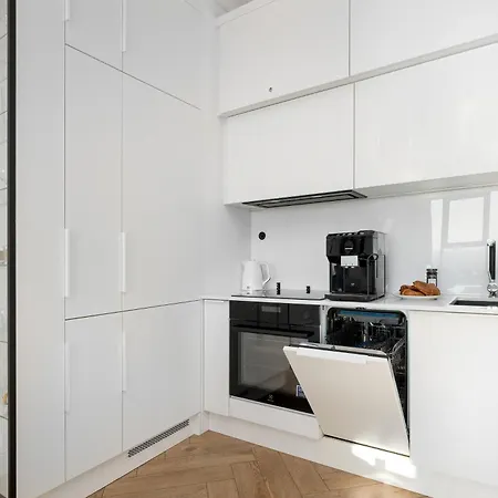 Stylish With Views And Parking In The Prestigious Hanza Tower With Swimming Pool By Renters